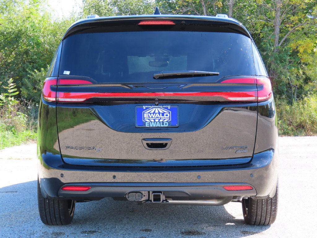 New 2027 Chrysler Pacifica Limited w/ Family Tech Group AWD/4WD image 21