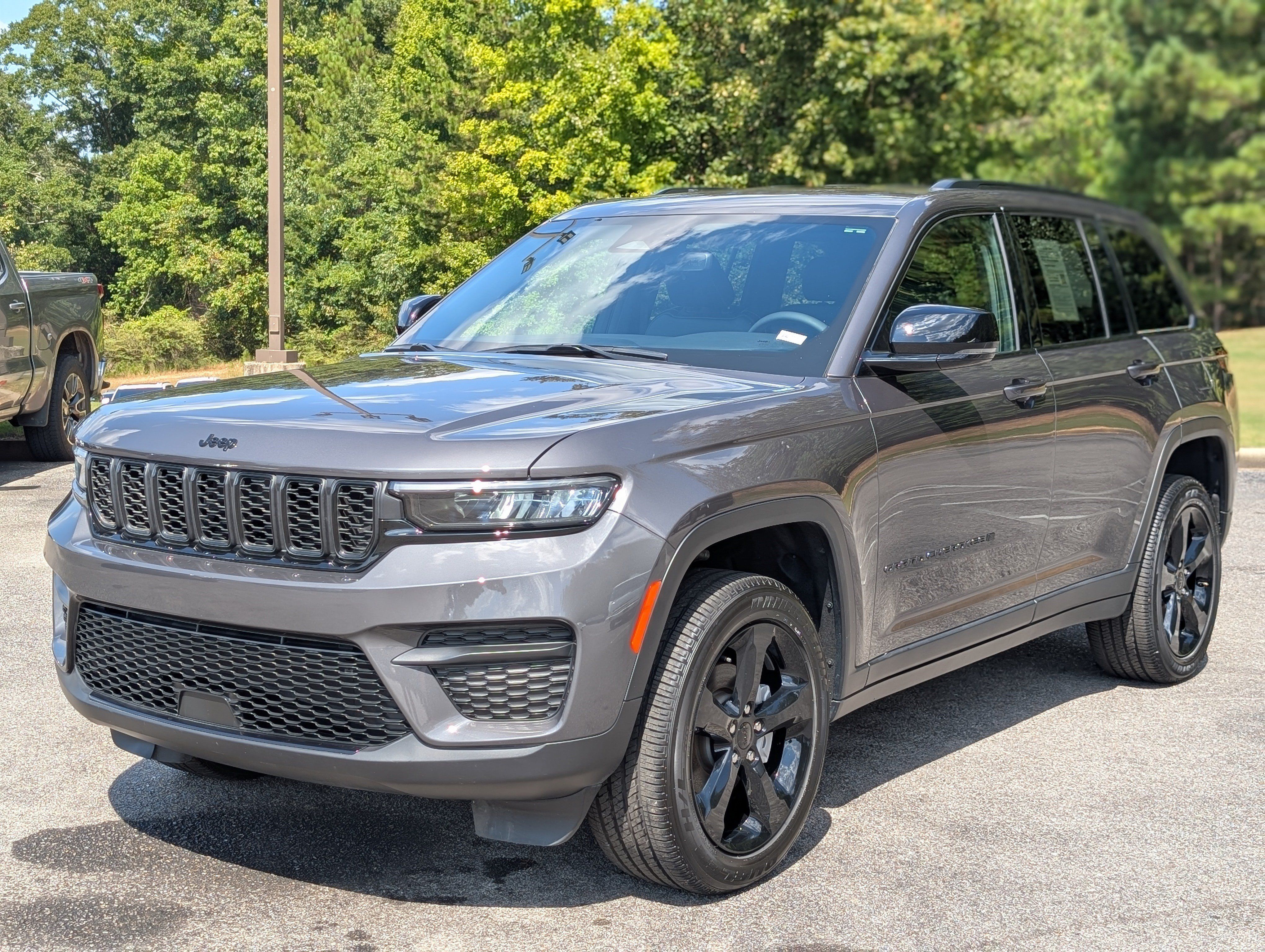 Used 2024 Jeep Grand Cherokee Altitude RWD image 5