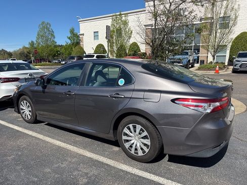 Used 2018 Toyota Camry FWD image 3