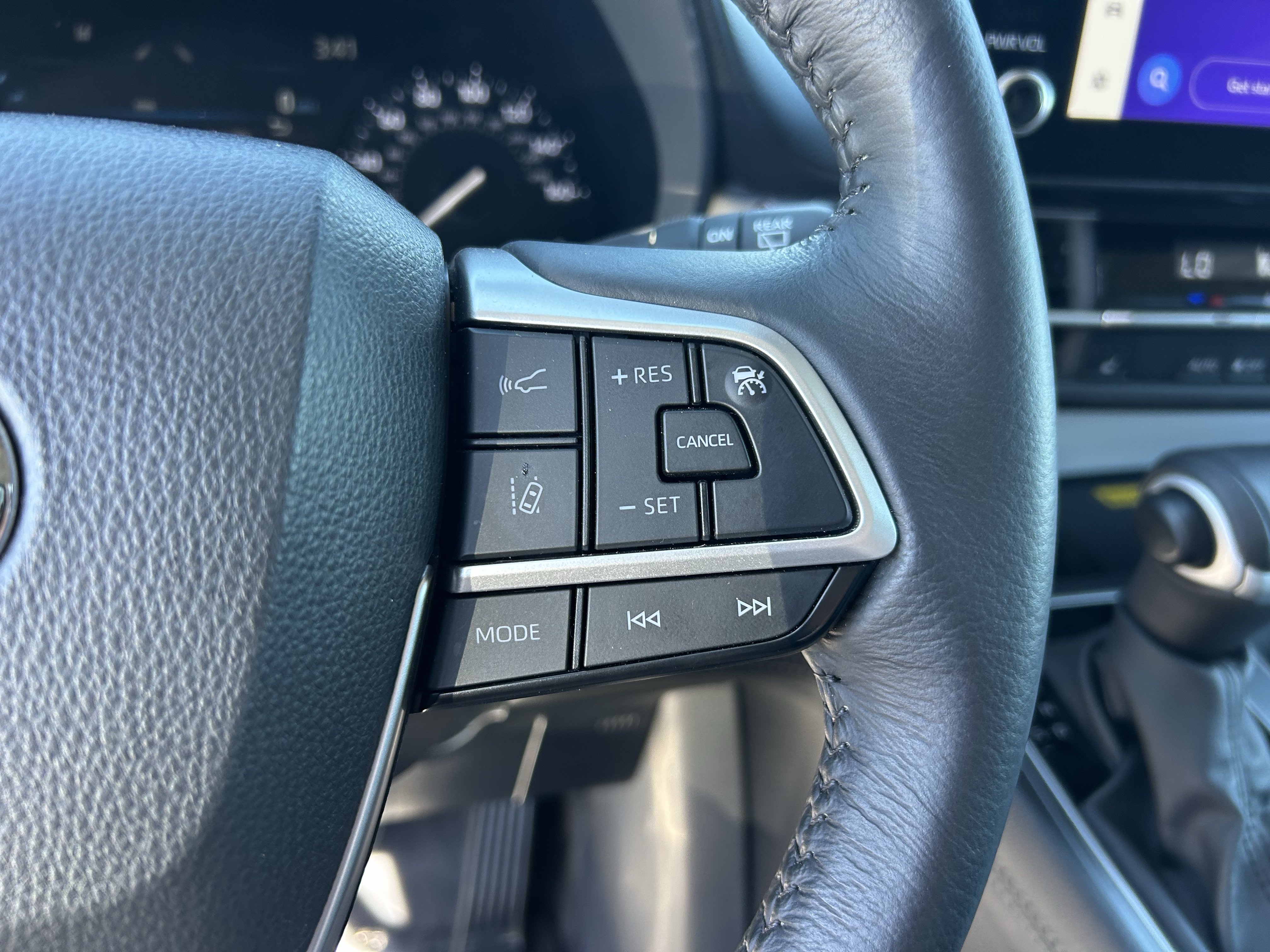 Used 2025 Toyota Sienna XLE FWD image 27