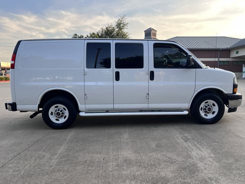Used 2019 GMC Savana 2500 w/ Driver Convenience Package image 8