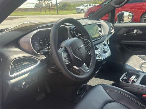 New 2026 Chrysler Voyager LX image 9