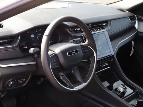 New 2025 Jeep Grand Cherokee L Laredo image 10