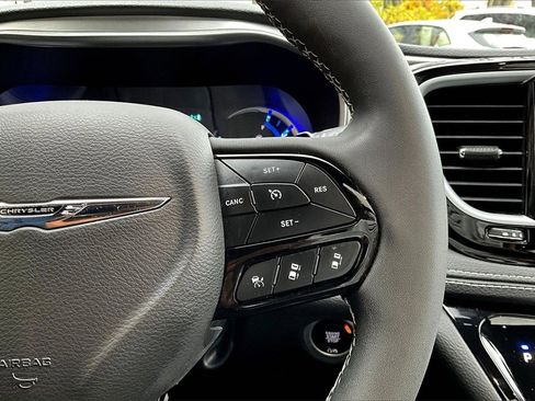 Used 2022 Chrysler Pacifica Limited w/ Uconnect Theater Family Group image 11