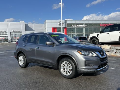 Used 2018 Nissan Rogue SV image 1