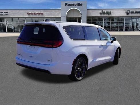 New 2026 Chrysler Pacifica Select AWD/4WD image 3