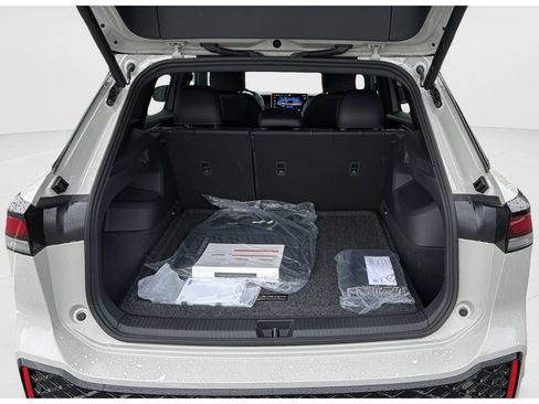New 2026 Volkswagen Tiguan SE R-Line FWD image 12