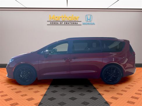 Used 2025 Chrysler Pacifica Limited image 2