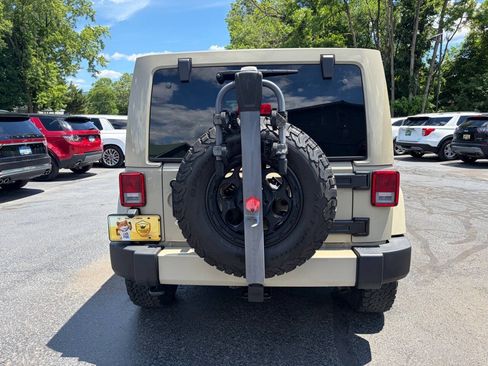 Used 2017 Jeep Wrangler Unlimited Sahara w/ Connectivity Group AWD/4WD image 8