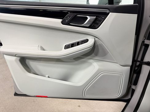 Certified 2026 Porsche Macan AWD/4WD image 22