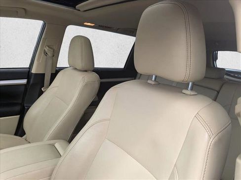 Used 2019 Toyota Highlander XLE FWD image 14