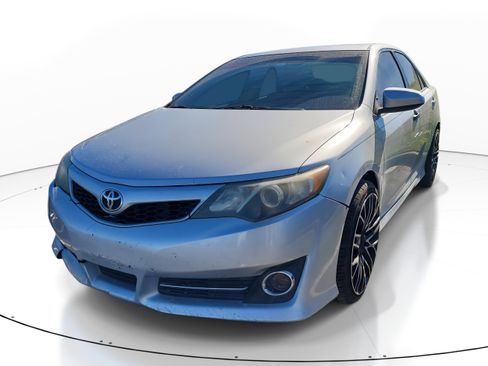 Used 2013 Toyota Camry image 3