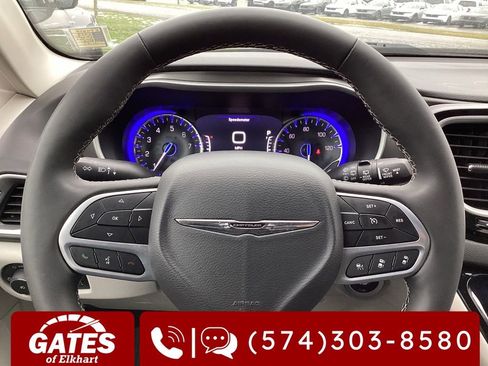 Used 2024 Chrysler Pacifica Touring-L image 31