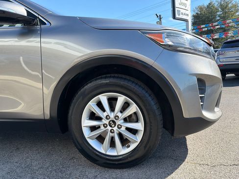 Used 2019 Kia Sorento LX w/ LX Convenience Package image 5