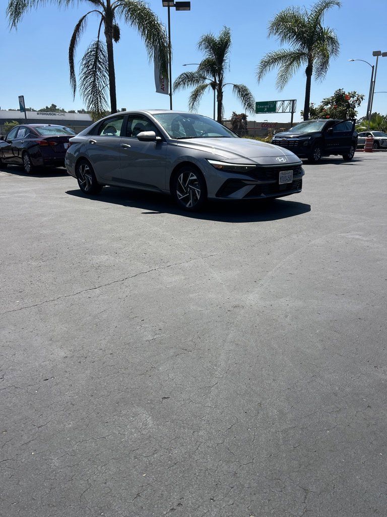Used 2025 Hyundai Elantra SEL FWD image 5