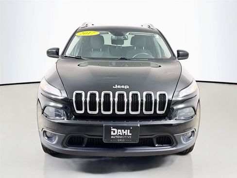 Used 2017 Jeep Cherokee Latitude w/ Comfort & Convenience Group AWD/4WD image 3