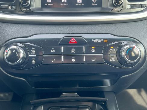 Used 2020 Kia Sorento LX image 29