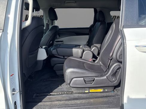 Used 2023 Kia Carnival LX image 10