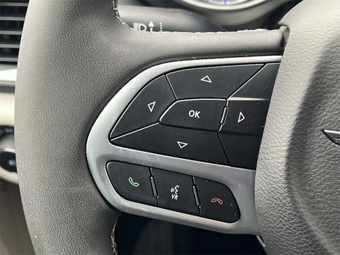 Used 2024 Chrysler Pacifica Touring-L image 22