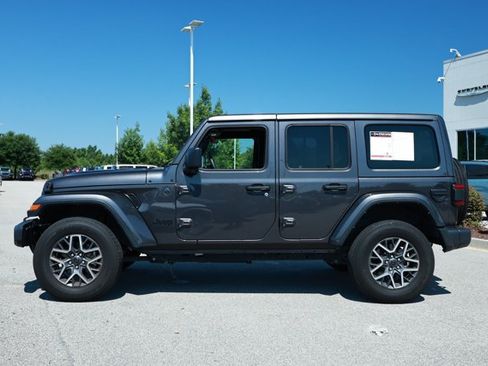 Used 2025 Jeep Wrangler Unlimited Sahara AWD/4WD image 8