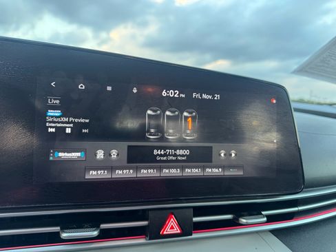 Used 2021 Hyundai Elantra Limited image 19