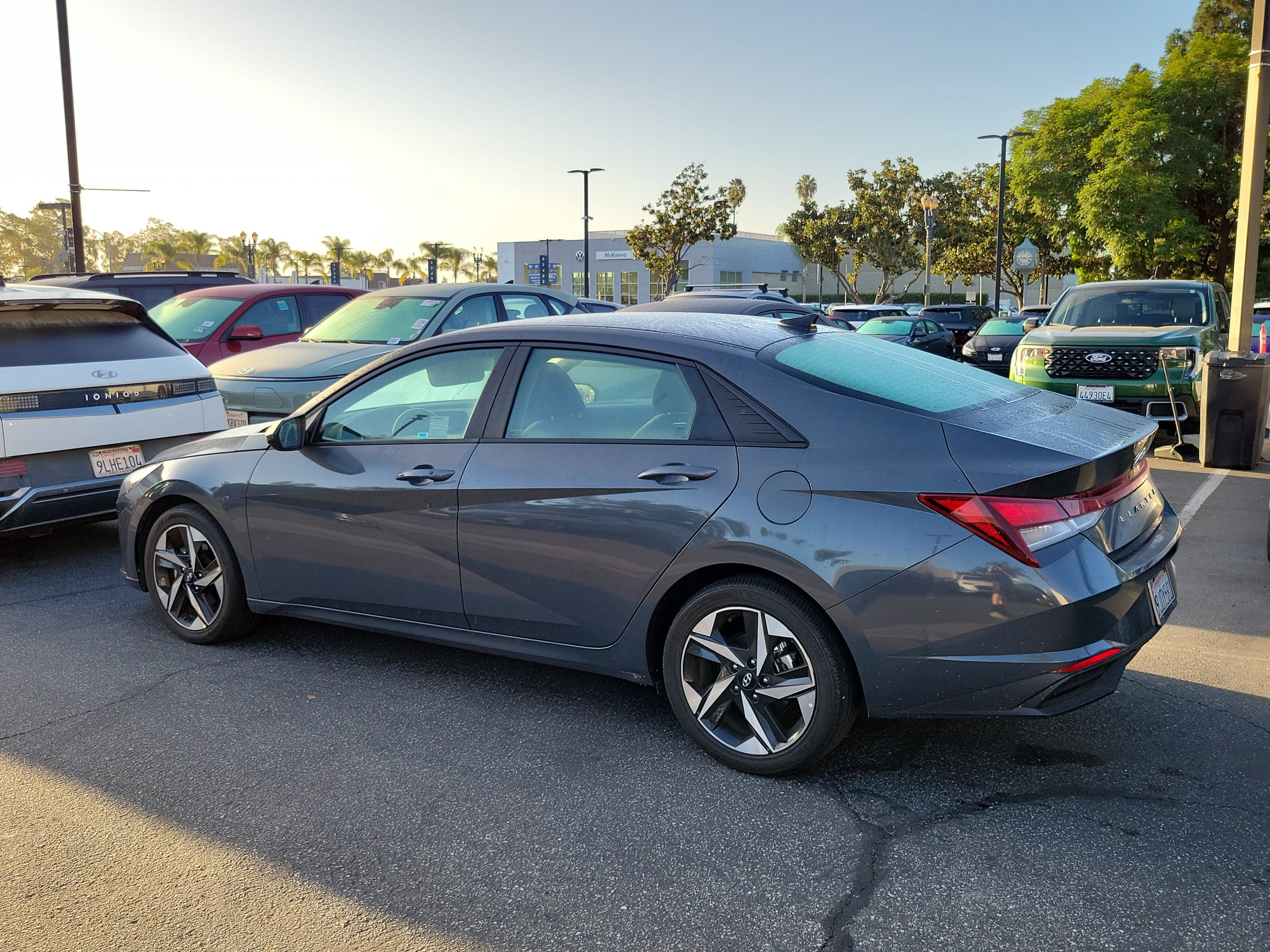 Used 2023 Hyundai Elantra SEL w/ Convenience Package FWD image 3