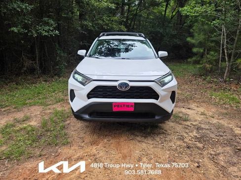 Used 2020 Toyota RAV4 LE AWD/4WD image 2