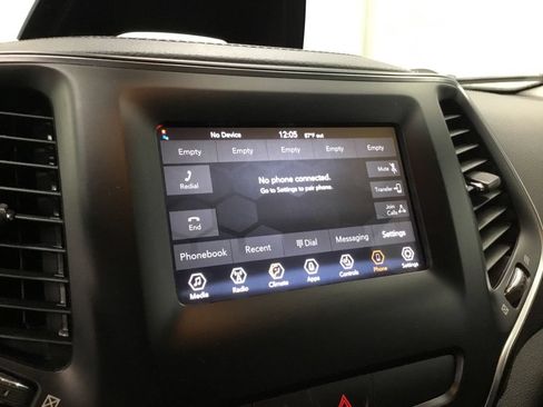Used 2019 Jeep Cherokee Latitude Plus AWD/4WD image 27