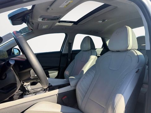 Used 2023 Hyundai Elantra Limited image 9