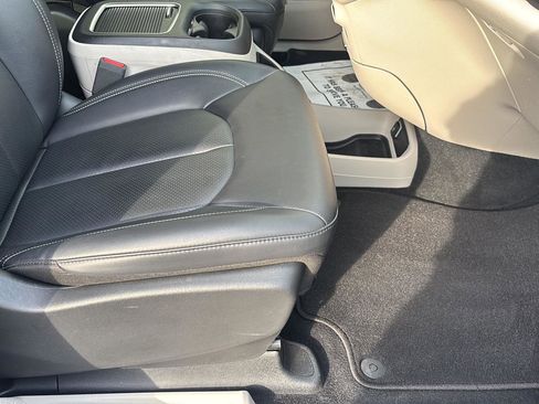 Used 2024 Chrysler Pacifica Touring-L image 20