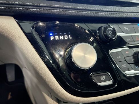 Used 2024 Chrysler Pacifica Limited image 18