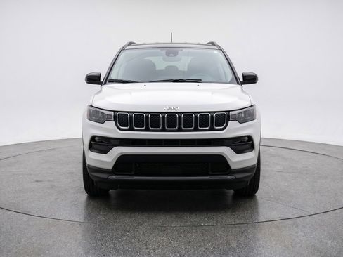 Used 2025 Jeep Compass Limited AWD/4WD image 2