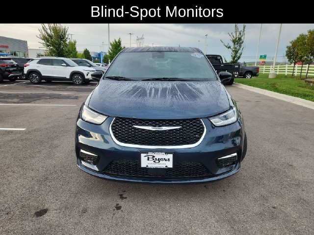 Used 2024 Chrysler Pacifica Touring FWD image 2