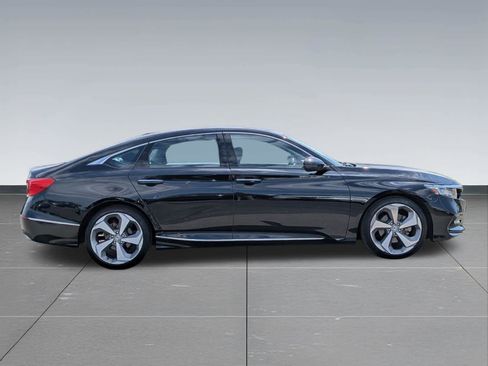 Used 2018 Honda Accord Touring image 4