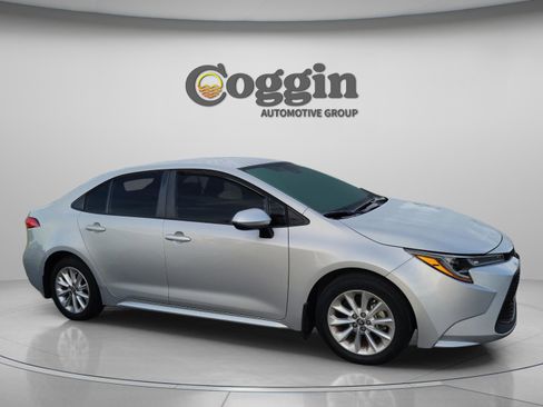 Used 2022 Toyota Corolla LE w/ LE Convenience Package FWD image 5