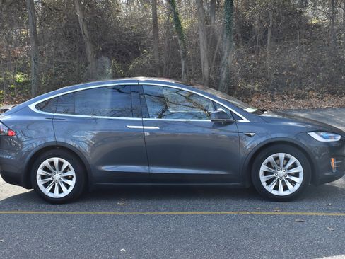 Used 2018 Tesla Model X 75D image 11