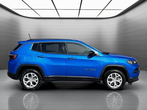 Used 2024 Jeep Compass Latitude AWD/4WD image 7