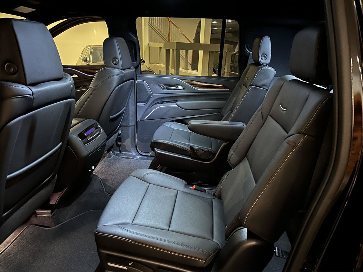 Used 2024 Cadillac Escalade ESV Luxury AWD/4WD image 4