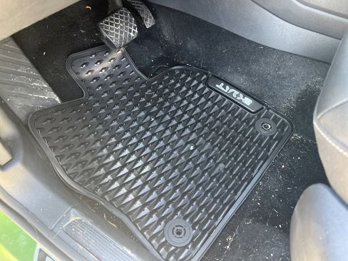 Certified 2025 Volkswagen Taos SE image 15