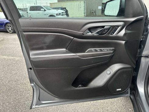 Used 2021 GMC Acadia SLT w/ Technology Package FWD image 16