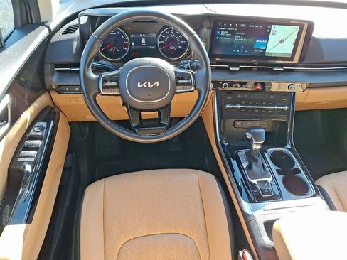 Used 2024 Kia Carnival EX image 12