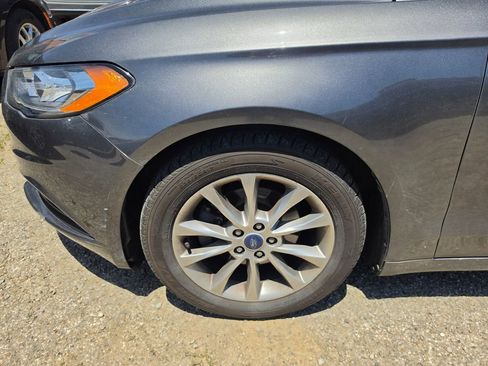 Used 2017 Ford Fusion SE FWD image 3