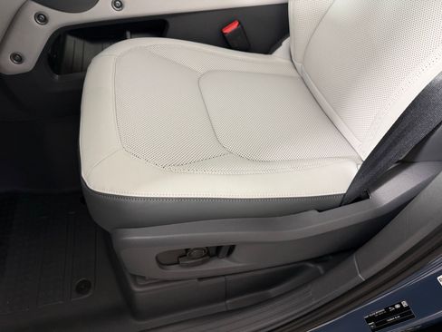 New 2026 Land Rover Defender 110 X-Dynamic SE image 18