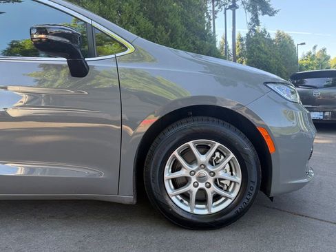 Used 2025 Chrysler Pacifica Select FWD image 3