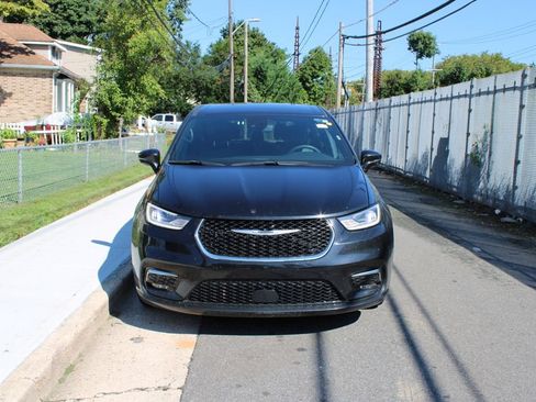 Used 2025 Chrysler Pacifica Select FWD image 2