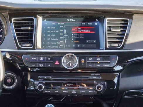 Used 2017 Kia K900 Luxury image 12