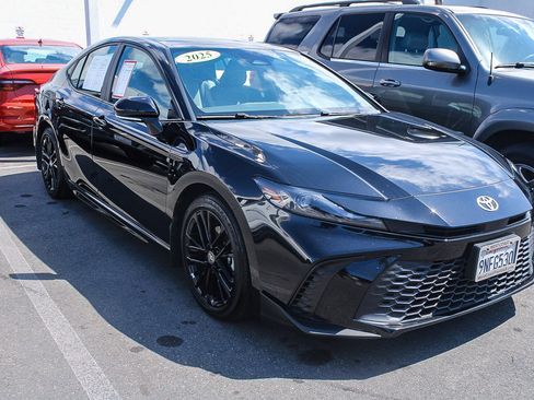 Used 2025 Toyota Camry SE w/ Convenience Package FWD image 3