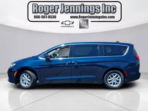 Used 2023 Chrysler Pacifica Touring-L FWD image 2