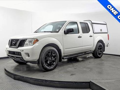 Used 2021 Nissan Frontier SV w/ Midnight Edition Floor Mats AWD/4WD image 2