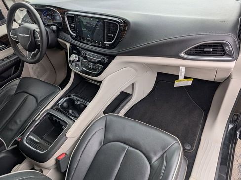 Used 2023 Chrysler Pacifica Limited image 46